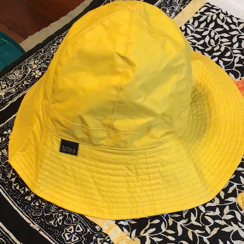 Cute Totes rain hat.